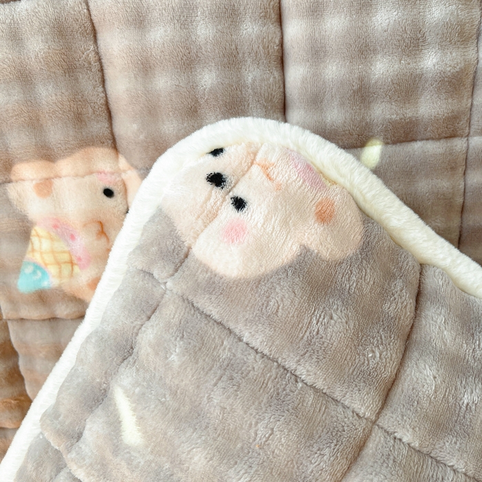 91家纺网 家纺一手货源 找家纺 梵朴 2025新款牛奶绒泡泡兔毛绒床垫学生宿舍床褥子床护垫学生款印花系列 咖底蛋糕熊