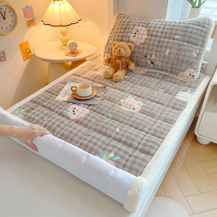 91家纺网 家纺一手货源 找家纺 梵朴 2025新款牛奶绒泡泡兔毛绒床垫学生宿舍床褥子床护垫学生款印花系列 咖底蛋糕熊