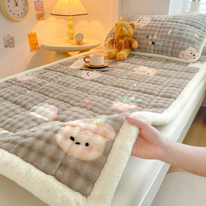 91家纺网 家纺一手货源 找家纺 梵朴 2025新款牛奶绒泡泡兔毛绒床垫学生宿舍床褥子床护垫学生款印花系列 咖底蛋糕熊
