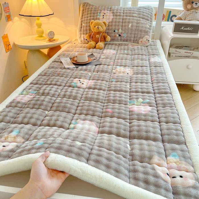 91家纺网 家纺一手货源 找家纺 梵朴 2025新款牛奶绒泡泡兔毛绒床垫学生宿舍床褥子床护垫学生款印花系列 咖底蛋糕熊