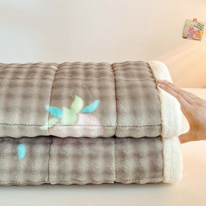 91家纺网 家纺一手货源 找家纺 梵朴 2025新款牛奶绒泡泡兔毛绒床垫学生宿舍床褥子床护垫学生款印花系列 咖底蛋糕熊