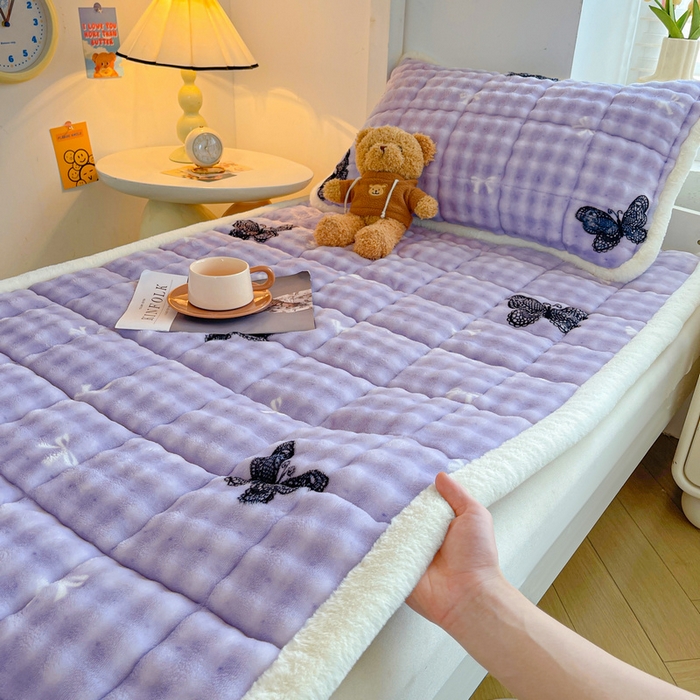 91家纺网 家纺一手货源 找家纺 梵朴 2025新款牛奶绒泡泡兔毛绒床垫学生宿舍床褥子床护垫学生款印花系列 蕾丝蝴蝶结紫