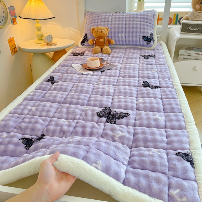 91家纺网 家纺一手货源 找家纺 梵朴 2025新款牛奶绒泡泡兔毛绒床垫学生宿舍床褥子床护垫学生款印花系列 蕾丝蝴蝶结紫