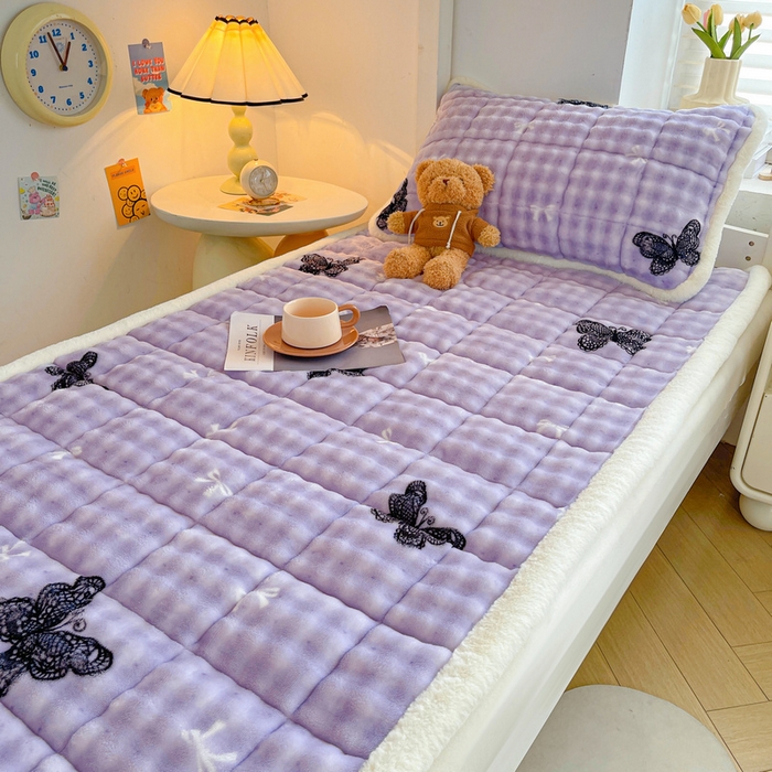 91家纺网 家纺一手货源 找家纺 梵朴 2025新款牛奶绒泡泡兔毛绒床垫学生宿舍床褥子床护垫学生款印花系列 蕾丝蝴蝶结紫