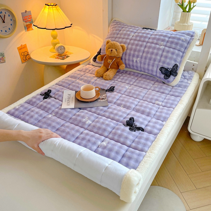 91家纺网 家纺一手货源 找家纺 梵朴 2025新款牛奶绒泡泡兔毛绒床垫学生宿舍床褥子床护垫学生款印花系列 蕾丝蝴蝶结紫