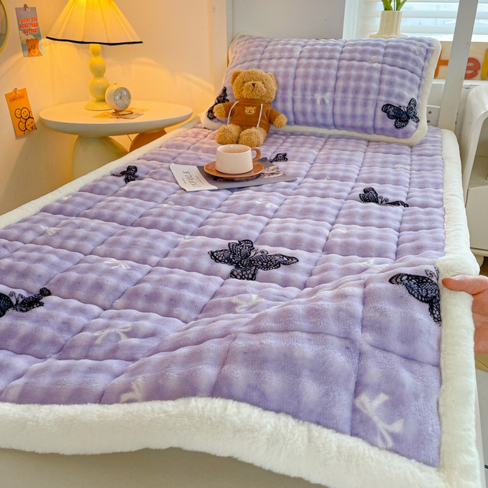 91家纺网 家纺一手货源 找家纺 梵朴 2025新款牛奶绒泡泡兔毛绒床垫学生宿舍床褥子床护垫学生款印花系列 蕾丝蝴蝶结紫