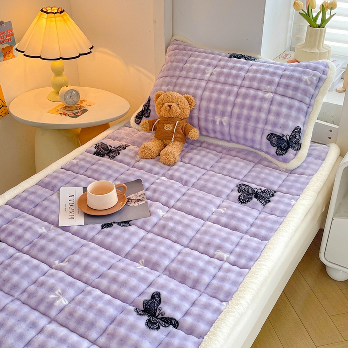 91家纺网 家纺一手货源 找家纺 梵朴 2025新款牛奶绒泡泡兔毛绒床垫学生宿舍床褥子床护垫学生款印花系列 蕾丝蝴蝶结紫