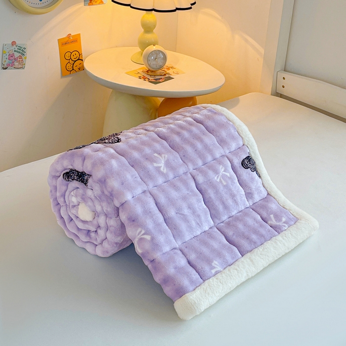 91家纺网 家纺一手货源 找家纺 梵朴 2025新款牛奶绒泡泡兔毛绒床垫学生宿舍床褥子床护垫学生款印花系列 蕾丝蝴蝶结紫