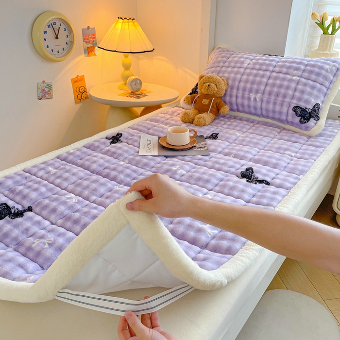 91家纺网 家纺一手货源 找家纺 梵朴 2025新款牛奶绒泡泡兔毛绒床垫学生宿舍床褥子床护垫学生款印花系列 蕾丝蝴蝶结紫