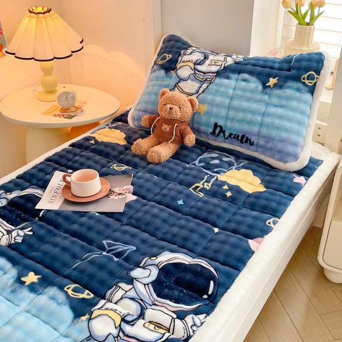 91家纺网 家纺一手货源 找家纺 梵朴 2025新款牛奶绒泡泡兔毛绒床垫学生宿舍床褥子床护垫学生款印花系列 梦幻太空人