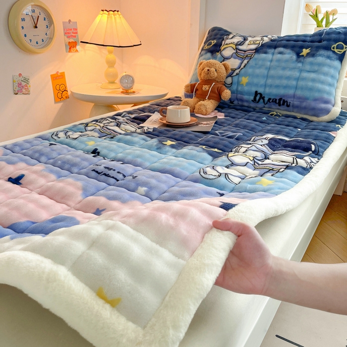 91家纺网 家纺一手货源 找家纺 梵朴 2025新款牛奶绒泡泡兔毛绒床垫学生宿舍床褥子床护垫学生款印花系列 梦幻太空人