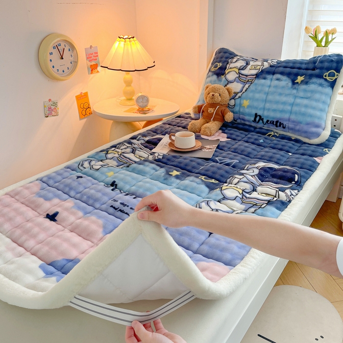 91家纺网 家纺一手货源 找家纺 梵朴 2025新款牛奶绒泡泡兔毛绒床垫学生宿舍床褥子床护垫学生款印花系列 梦幻太空人