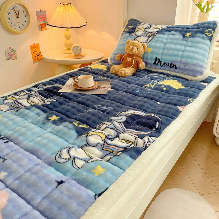 91家纺网 家纺一手货源 找家纺 梵朴 2025新款牛奶绒泡泡兔毛绒床垫学生宿舍床褥子床护垫学生款印花系列 梦幻太空人