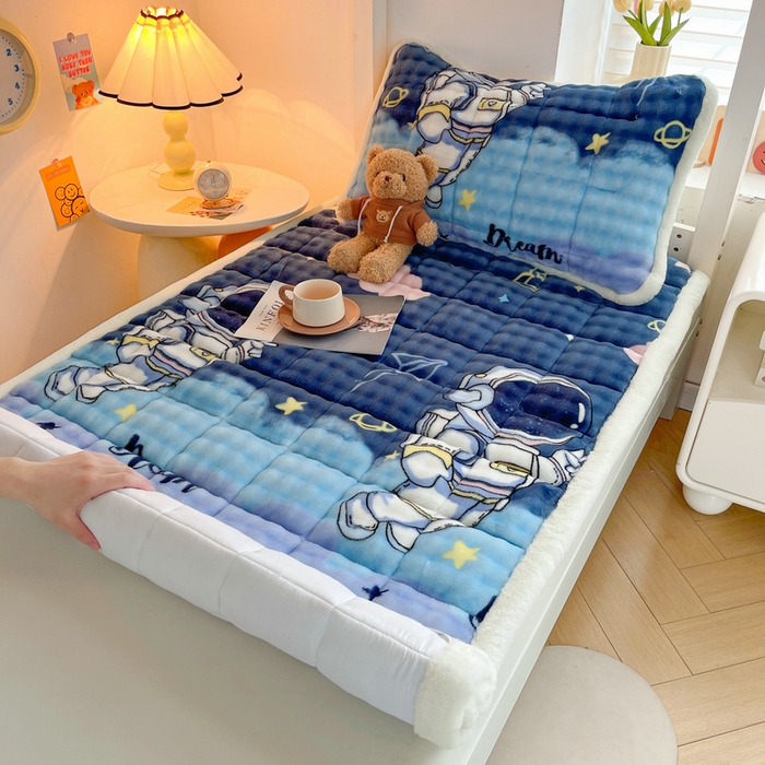 91家纺网 家纺一手货源 找家纺 梵朴 2025新款牛奶绒泡泡兔毛绒床垫学生宿舍床褥子床护垫学生款印花系列 梦幻太空人