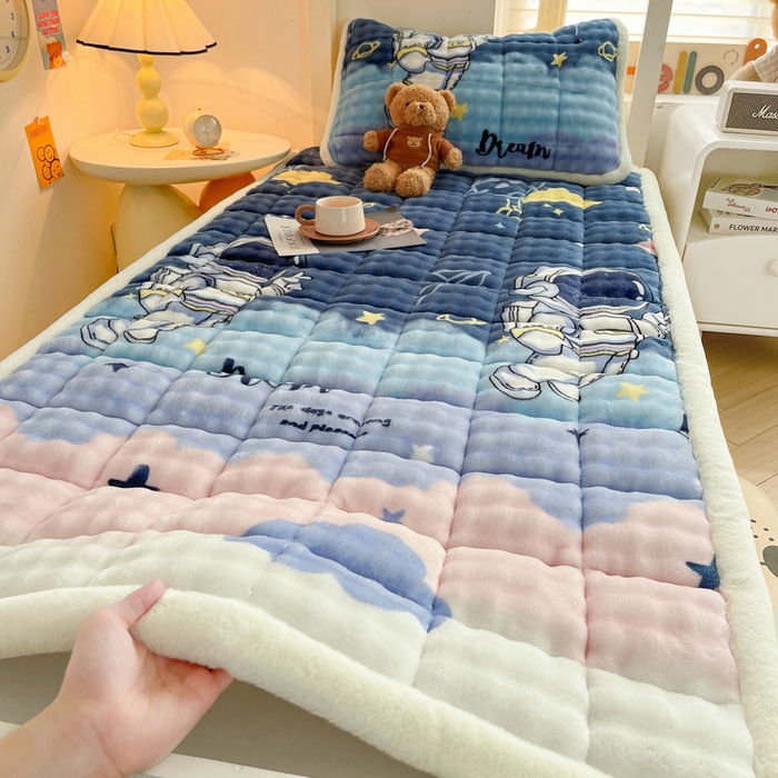 91家纺网 家纺一手货源 找家纺 梵朴 2025新款牛奶绒泡泡兔毛绒床垫学生宿舍床褥子床护垫学生款印花系列 梦幻太空人