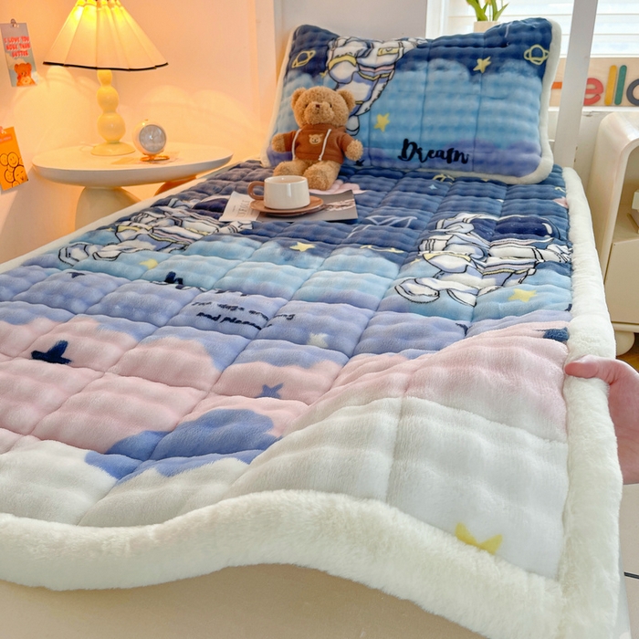 91家纺网 家纺一手货源 找家纺 梵朴 2025新款牛奶绒泡泡兔毛绒床垫学生宿舍床褥子床护垫学生款印花系列 梦幻太空人