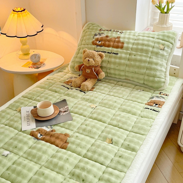 91家纺网 家纺一手货源 找家纺 梵朴 2025新款牛奶绒泡泡兔毛绒床垫学生宿舍床褥子床护垫学生款印花系列 趴趴熊