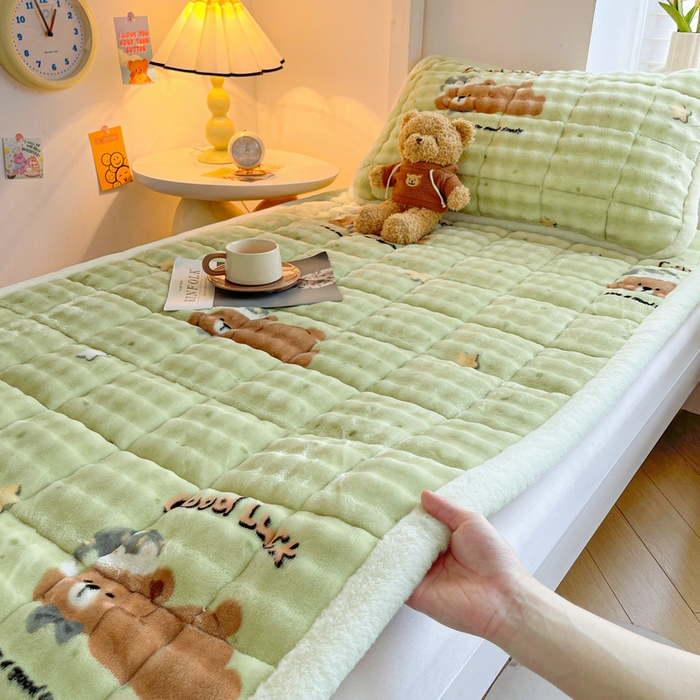 91家纺网 家纺一手货源 找家纺 梵朴 2025新款牛奶绒泡泡兔毛绒床垫学生宿舍床褥子床护垫学生款印花系列 趴趴熊