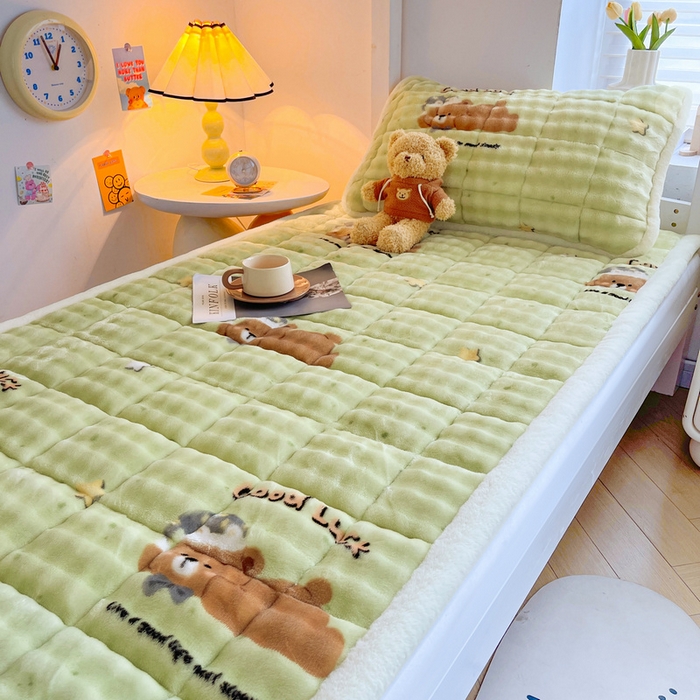 91家纺网 家纺一手货源 找家纺 梵朴 2025新款牛奶绒泡泡兔毛绒床垫学生宿舍床褥子床护垫学生款印花系列 趴趴熊