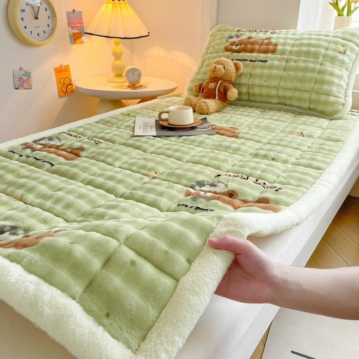 91家纺网 家纺一手货源 找家纺 梵朴 2025新款牛奶绒泡泡兔毛绒床垫学生宿舍床褥子床护垫学生款印花系列 趴趴熊