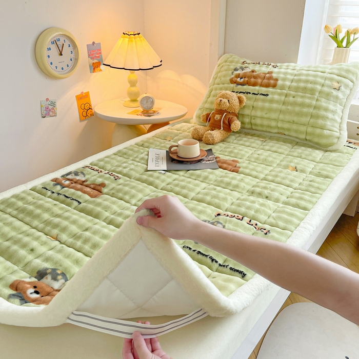 91家纺网 家纺一手货源 找家纺 梵朴 2025新款牛奶绒泡泡兔毛绒床垫学生宿舍床褥子床护垫学生款印花系列 趴趴熊