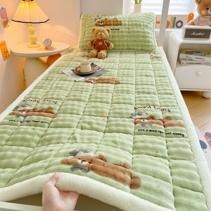 91家纺网 家纺一手货源 找家纺 梵朴 2025新款牛奶绒泡泡兔毛绒床垫学生宿舍床褥子床护垫学生款印花系列 趴趴熊