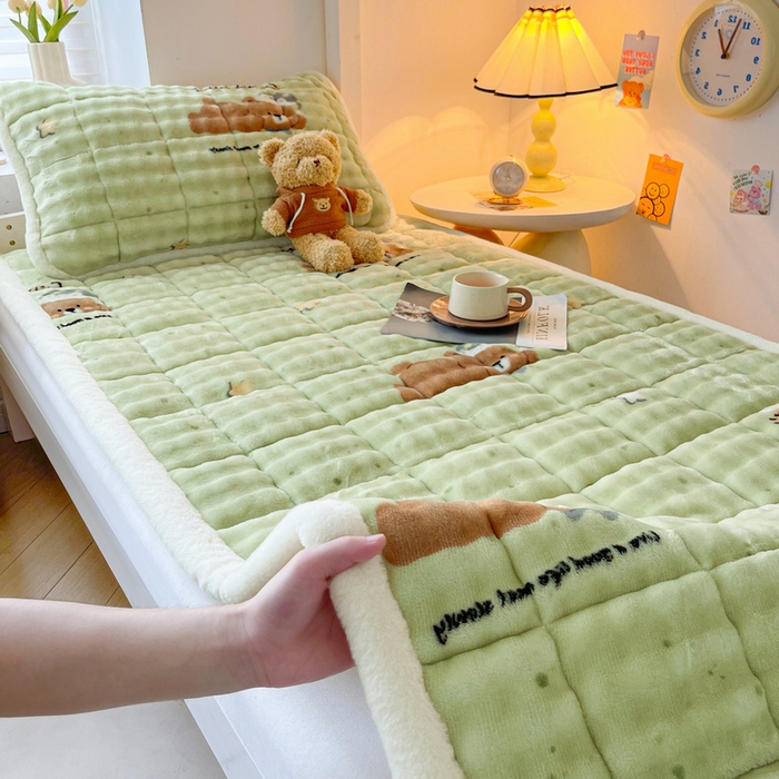 91家纺网 家纺一手货源 找家纺 梵朴 2025新款牛奶绒泡泡兔毛绒床垫学生宿舍床褥子床护垫学生款印花系列 趴趴熊