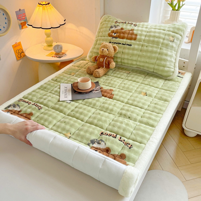 91家纺网 家纺一手货源 找家纺 梵朴 2025新款牛奶绒泡泡兔毛绒床垫学生宿舍床褥子床护垫学生款印花系列 趴趴熊