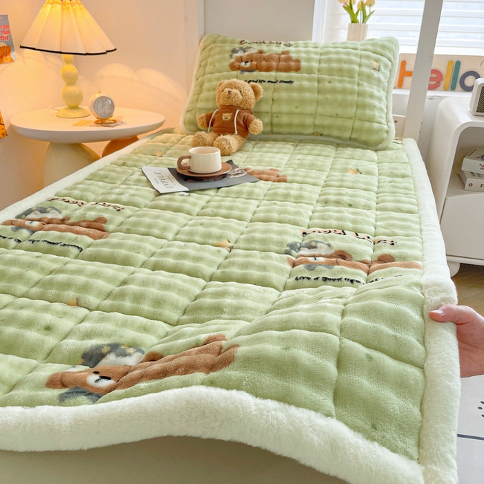 91家纺网 家纺一手货源 找家纺 梵朴 2025新款牛奶绒泡泡兔毛绒床垫学生宿舍床褥子床护垫学生款印花系列 趴趴熊