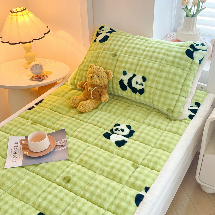 91家纺网 家纺一手货源 找家纺 梵朴 2025新款牛奶绒泡泡兔毛绒床垫学生宿舍床褥子床护垫学生款印花系列 顽皮小熊猫