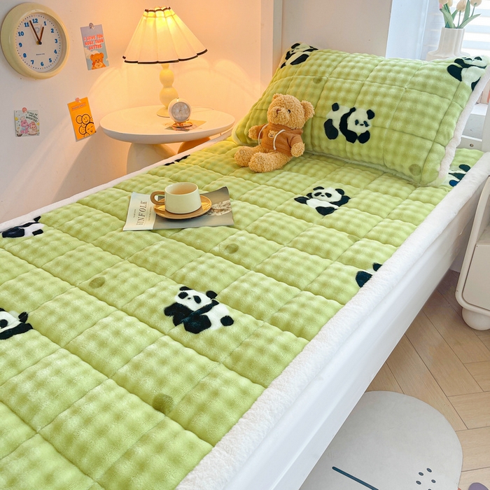 91家纺网 家纺一手货源 找家纺 梵朴 2025新款牛奶绒泡泡兔毛绒床垫学生宿舍床褥子床护垫学生款印花系列 顽皮小熊猫