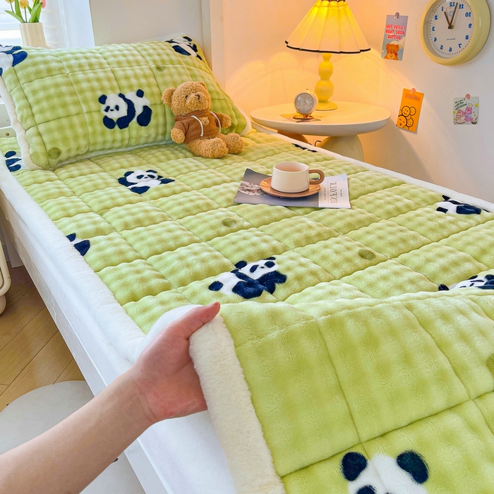 91家纺网 家纺一手货源 找家纺 梵朴 2025新款牛奶绒泡泡兔毛绒床垫学生宿舍床褥子床护垫学生款印花系列 顽皮小熊猫