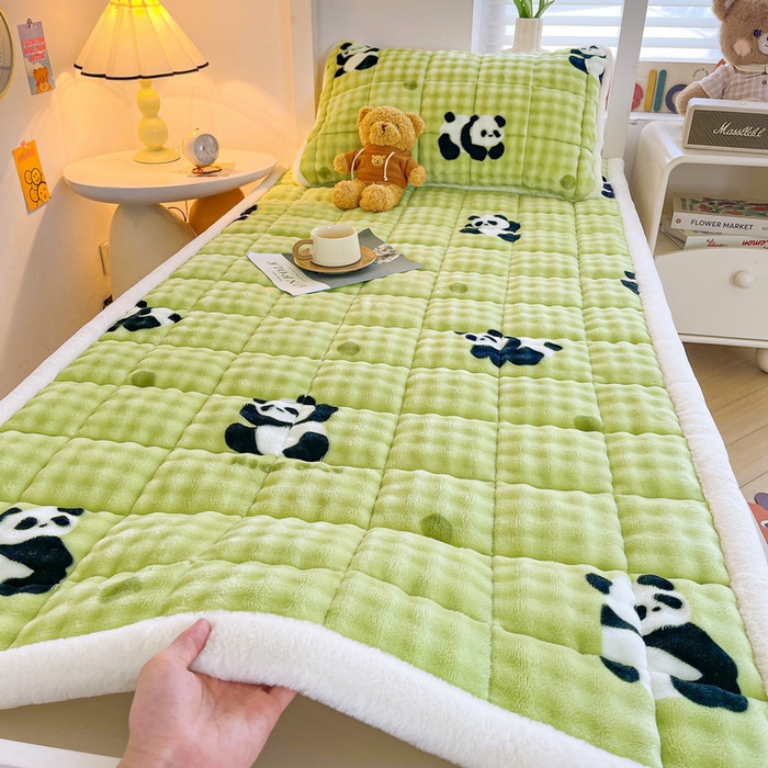 91家纺网 家纺一手货源 找家纺 梵朴 2025新款牛奶绒泡泡兔毛绒床垫学生宿舍床褥子床护垫学生款印花系列 顽皮小熊猫