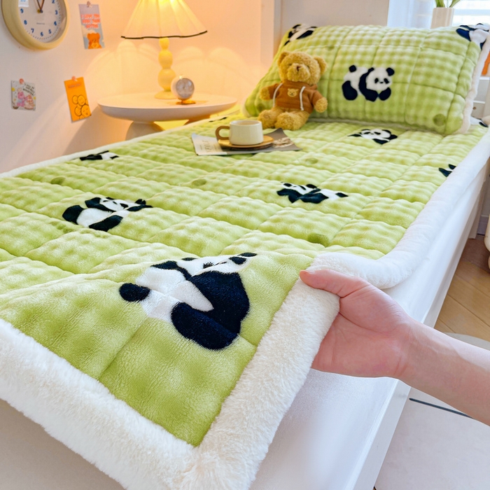 91家纺网 家纺一手货源 找家纺 梵朴 2025新款牛奶绒泡泡兔毛绒床垫学生宿舍床褥子床护垫学生款印花系列 顽皮小熊猫