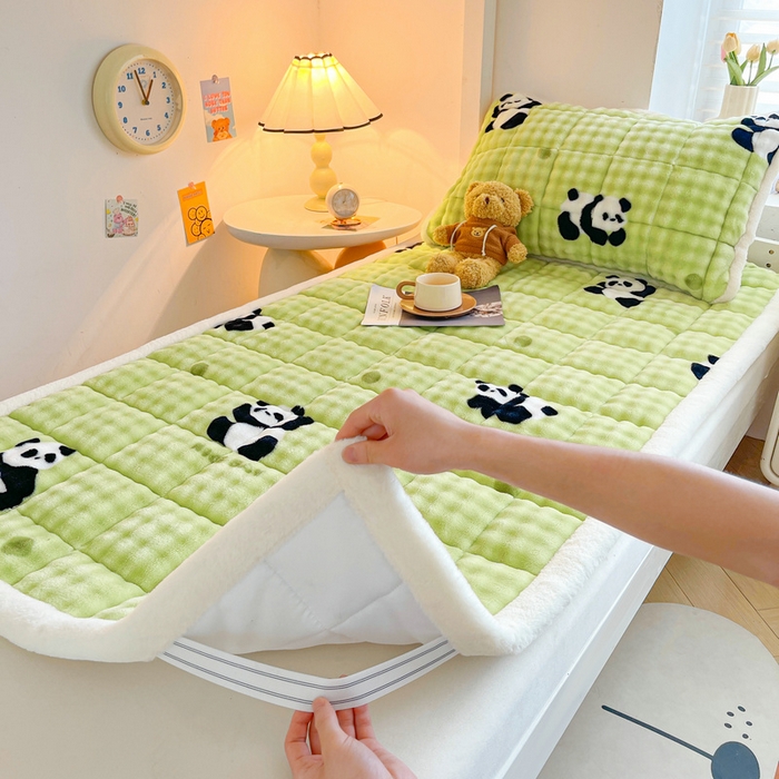 91家纺网 家纺一手货源 找家纺 梵朴 2025新款牛奶绒泡泡兔毛绒床垫学生宿舍床褥子床护垫学生款印花系列 顽皮小熊猫