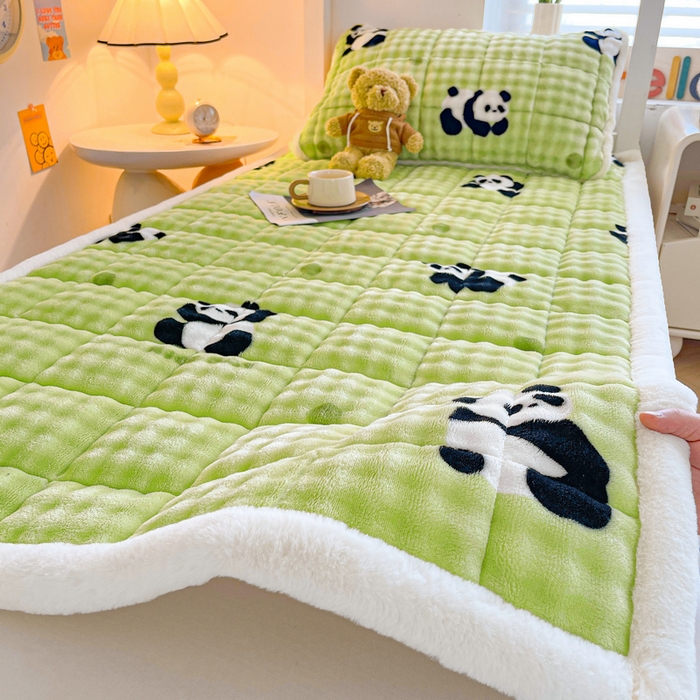 91家纺网 家纺一手货源 找家纺 梵朴 2025新款牛奶绒泡泡兔毛绒床垫学生宿舍床褥子床护垫学生款印花系列 顽皮小熊猫