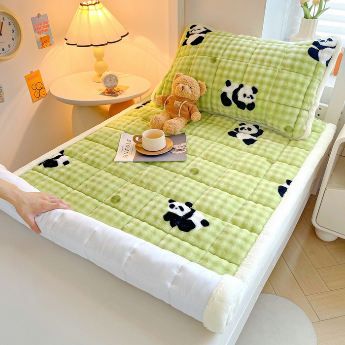 91家纺网 家纺一手货源 找家纺 梵朴 2025新款牛奶绒泡泡兔毛绒床垫学生宿舍床褥子床护垫学生款印花系列 顽皮小熊猫