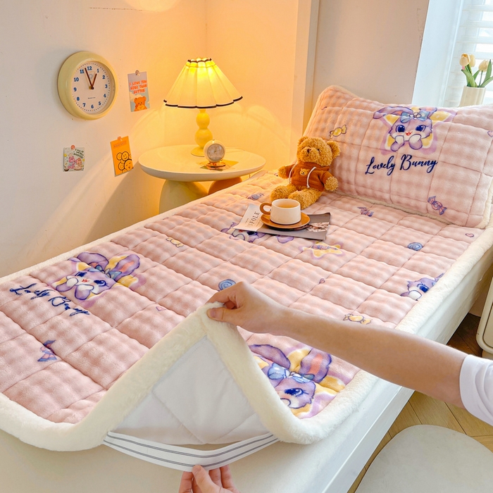 91家纺网 家纺一手货源 找家纺 梵朴 2025新款牛奶绒泡泡兔毛绒床垫学生宿舍床褥子床护垫学生款印花系列 星黛露粉