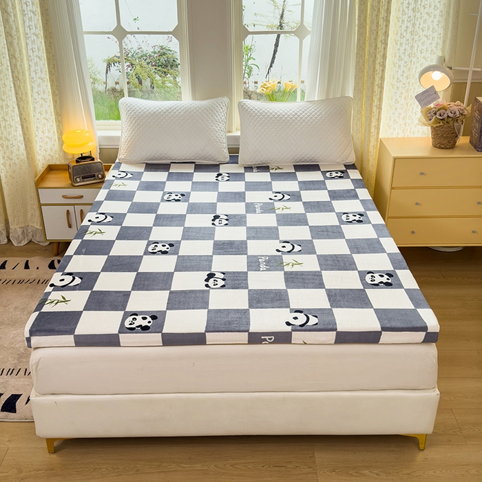 91家纺网 家纺一手货源 找家纺 北辰 2025新款冬季牛奶绒海绵床垫可拆洗软垫学生上下铺床垫可定制 方格熊猫灰