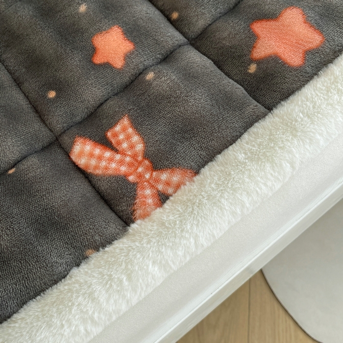 91家纺网 家纺一手货源 找家纺 梵朴 2025新款牛奶绒泡泡兔毛绒床垫学生宿舍床褥子床护垫学生款印花系列 星星小熊灰