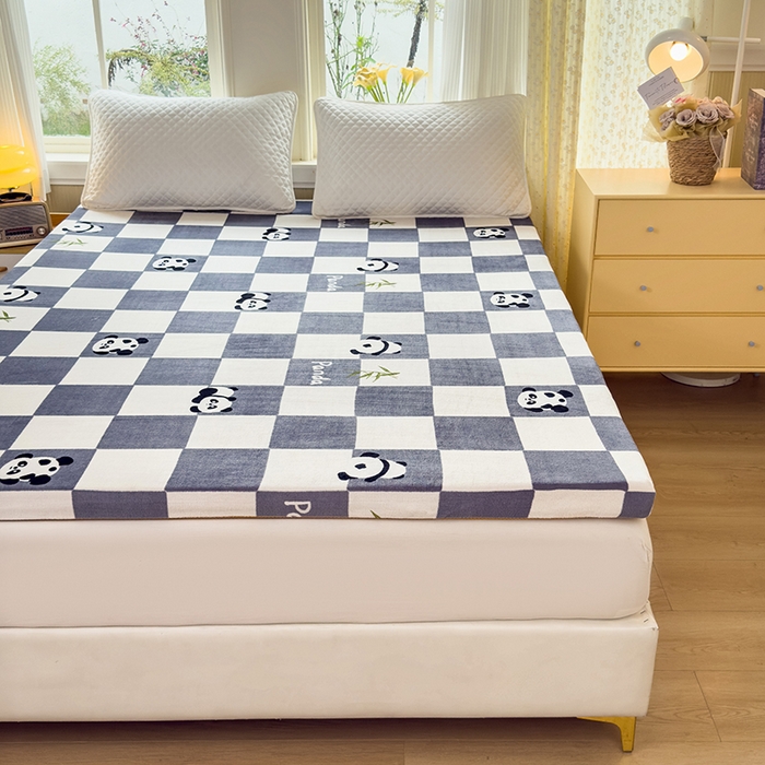 91家纺网 家纺一手货源 找家纺 北辰 2025新款冬季牛奶绒海绵床垫可拆洗软垫学生上下铺床垫可定制 方格熊猫灰