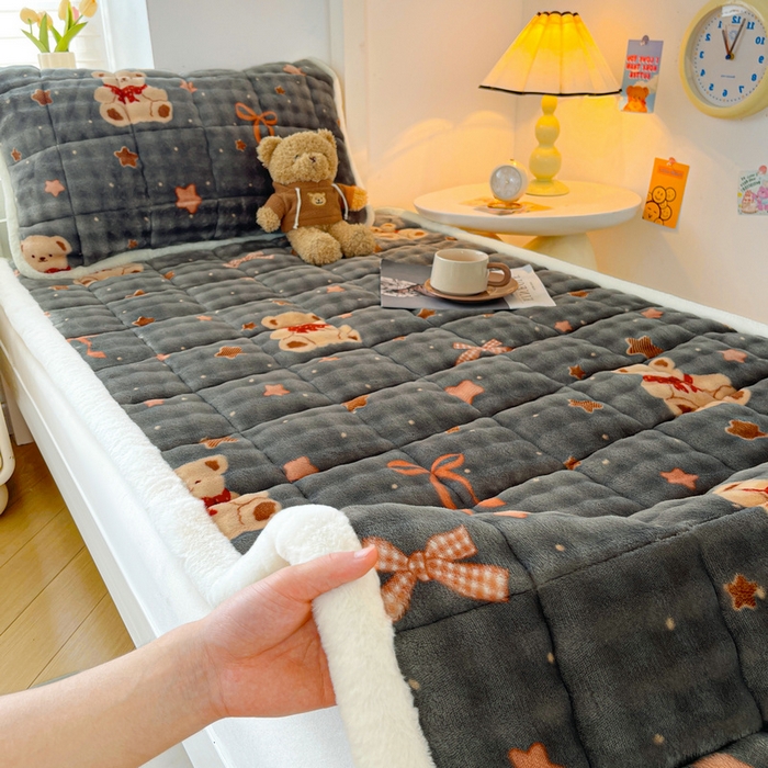 91家纺网 家纺一手货源 找家纺 梵朴 2025新款牛奶绒泡泡兔毛绒床垫学生宿舍床褥子床护垫学生款印花系列 星星小熊灰