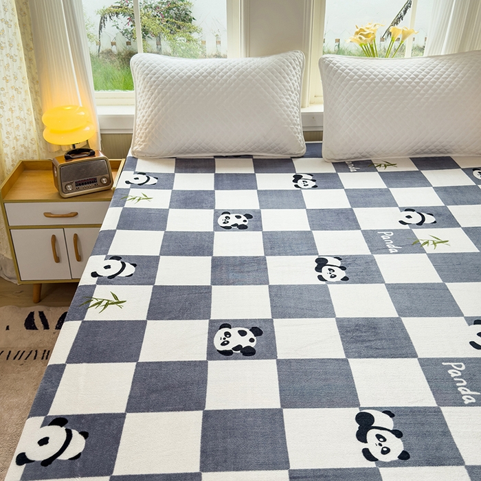 91家纺网 家纺一手货源 找家纺 北辰 2025新款冬季牛奶绒海绵床垫可拆洗软垫学生上下铺床垫可定制 方格熊猫灰