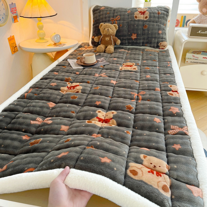 91家纺网 家纺一手货源 找家纺 梵朴 2025新款牛奶绒泡泡兔毛绒床垫学生宿舍床褥子床护垫学生款印花系列 星星小熊灰