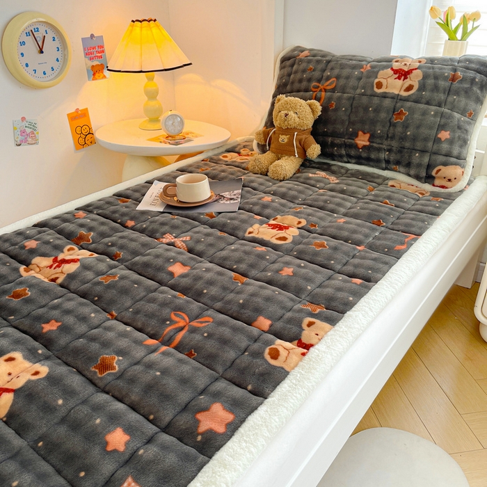 91家纺网 家纺一手货源 找家纺 梵朴 2025新款牛奶绒泡泡兔毛绒床垫学生宿舍床褥子床护垫学生款印花系列 星星小熊灰