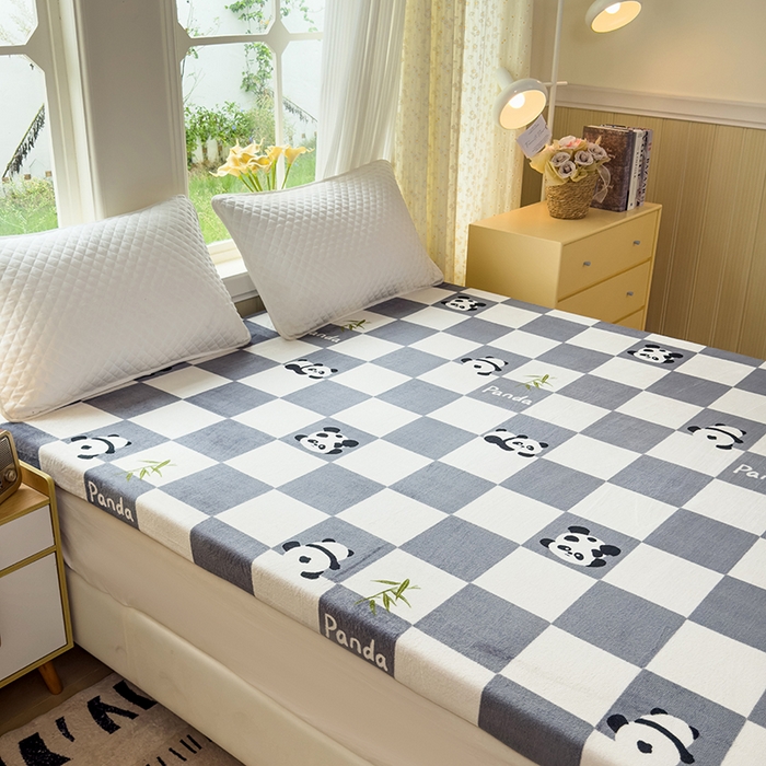 91家纺网 家纺一手货源 找家纺 北辰 2025新款冬季牛奶绒海绵床垫可拆洗软垫学生上下铺床垫可定制 方格熊猫灰