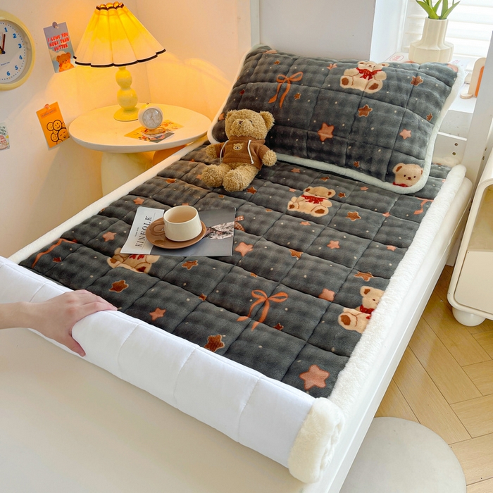 91家纺网 家纺一手货源 找家纺 梵朴 2025新款牛奶绒泡泡兔毛绒床垫学生宿舍床褥子床护垫学生款印花系列 星星小熊灰