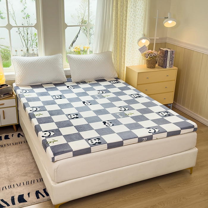 91家纺网 家纺一手货源 找家纺 北辰 2025新款冬季牛奶绒海绵床垫可拆洗软垫学生上下铺床垫可定制 方格熊猫灰