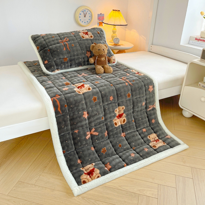 91家纺网 家纺一手货源 找家纺 梵朴 2025新款牛奶绒泡泡兔毛绒床垫学生宿舍床褥子床护垫学生款印花系列 星星小熊灰