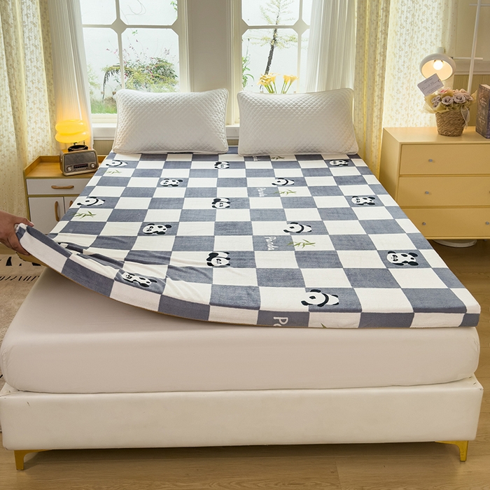 91家纺网 家纺一手货源 找家纺 北辰 2025新款冬季牛奶绒海绵床垫可拆洗软垫学生上下铺床垫可定制 方格熊猫灰